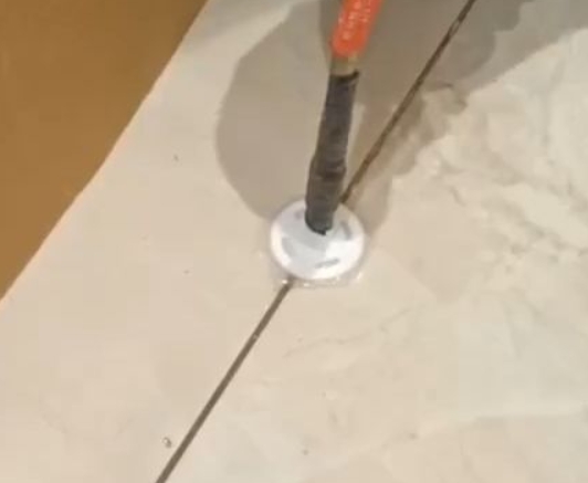 得荣瓷砖空鼓维修公司专业解答瓷砖在铺贴过程中，如果没有涂抹均匀到位的粘结材料（如水泥砂浆或瓷砖胶），可能会导致以下问题