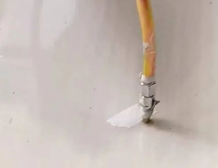 得荣瓷砖空鼓维修公司专业解答在瓷砖铺贴过程中，如果使用的砂料过粗（如全部使用了粗砂），可能会导致以下问题