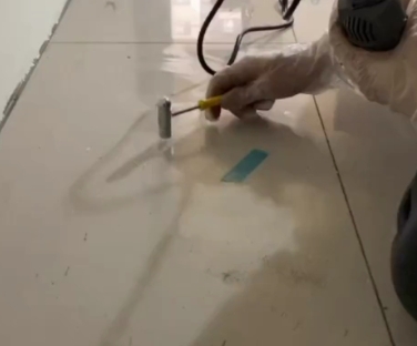 得荣瓷砖开裂维修公司专业分享瓷砖在铺贴前如果没有沥干水分，将会导致以下问题