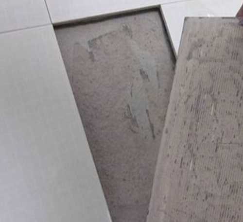 得荣瓷砖空鼓维修公司分享瓷砖铺贴时如果打浆（即涂抹在瓷砖背面和基层上的砂浆或瓷砖胶）过少，会带来以下问题